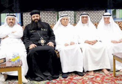 قس الكنيسة الأرثوذكسية المصرية يجول مآتم المنامة