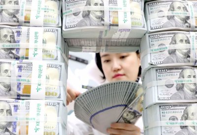 الدولار يهبط مع تخفيض أسعار الفائدة