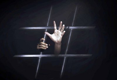 10 سنوات وسنة لصديقين يبيعان “الحشيش”