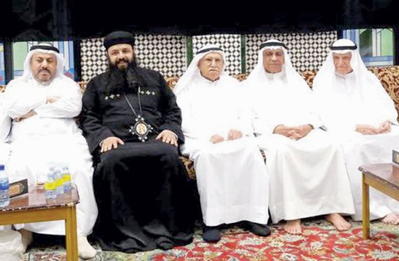 قس الكنيسة الأرثوذكسية المصرية يجول مآتم المنامة