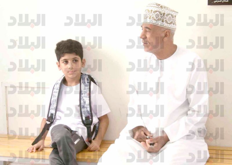 المدير يُسكِّن المعلمين الجدد “على كيفه”