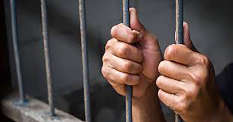 3 سنوات لشقيقين ضربا “غريمهما” وأبلغا الشرطة والإسعاف