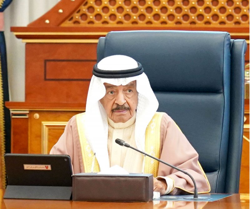 سمو رئيس الوزراء يوجه لتشجيع توظيف الكوادر البحرينية بالقطاعات الخدمية المختلفة