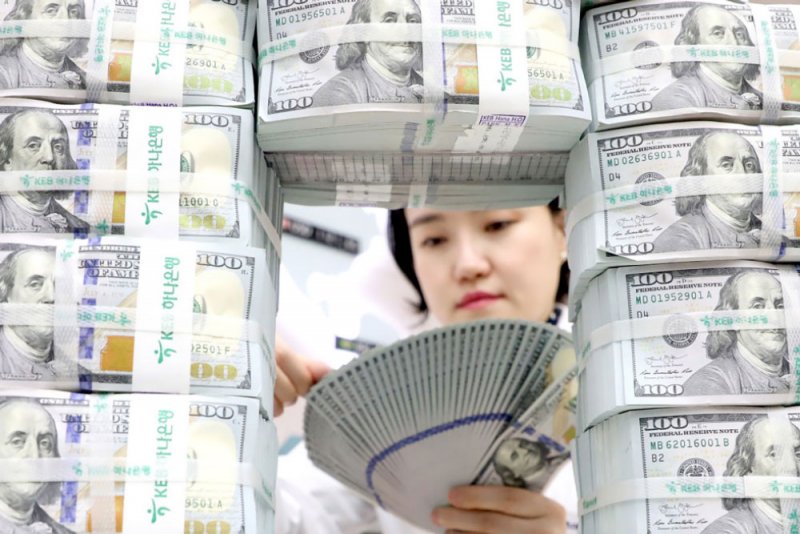الدولار يهبط مع تخفيض أسعار الفائدة