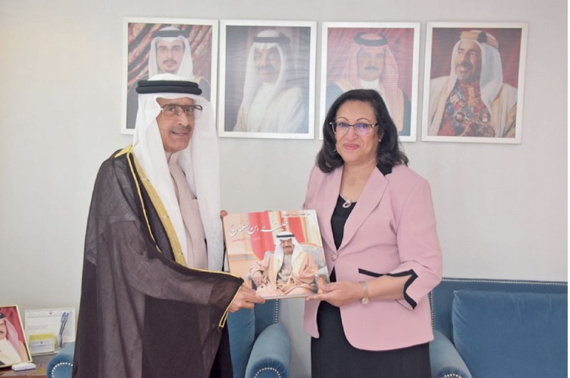الصالح تتسلم كتاب “خليفة بن سلمان.. مجد الوطن”