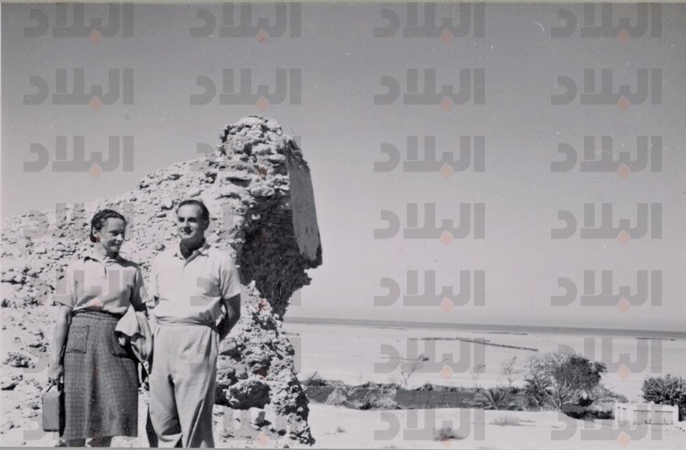 أوروبيان أمام قلعة البحرين قبل 63 عامًا
