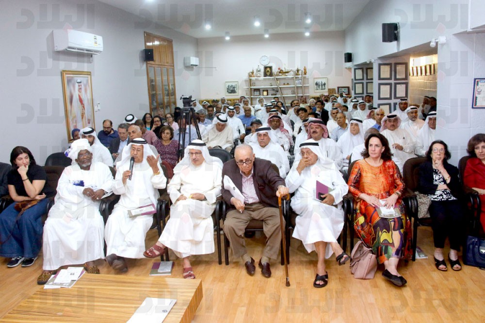 بلدية المحرق بالعشرينات تتراجع عن إلزام النساء بلبس سروال تحت التنورة