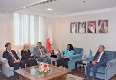 “الملكية للجراحين” تتبرع لوحدة السرطان