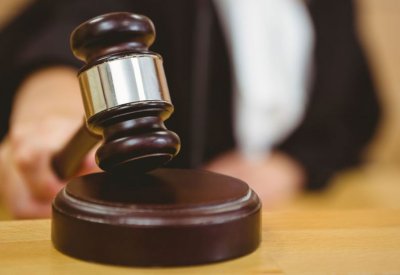 سنة مع وقف التنفيذ لأم تعمدت حرق ابنتها بماء ساخن