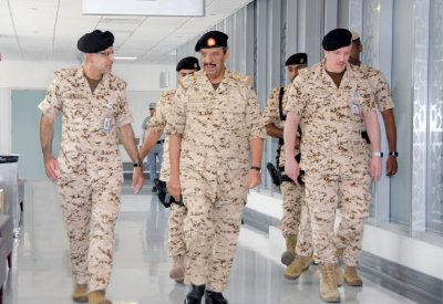 القائد العام يتفقّد وحدة عسكرية ويزور مستشفى الملك حمد الجامعي