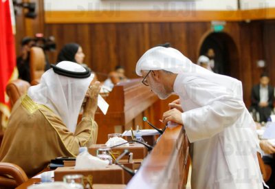 “الخدمة” يرد: لا تجديد لعقود الأجانب