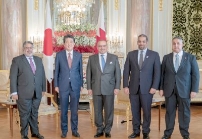 سمو ولي العهد يستعرض مع رئيس الوزراء شينزو آبي مسارات التعاون