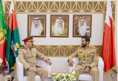 ناصر بن حمد يلتقي عددا من المسؤولين العسكريين