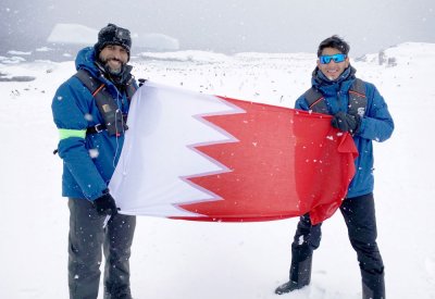 “الربيع للسفر” وعمر فاروق “يجرب” يرفعان علم البحرين من القارة القطبية الجنوبية