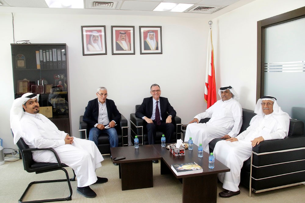 السفير المغربي زائرًا “البلاد”: البحرين تصافح الجميع