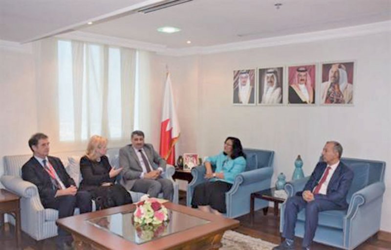“الملكية للجراحين” تتبرع لوحدة السرطان