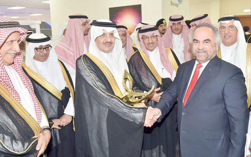 أمير “الشرقية” يطلع على نماذج من منتجات “جيبك”