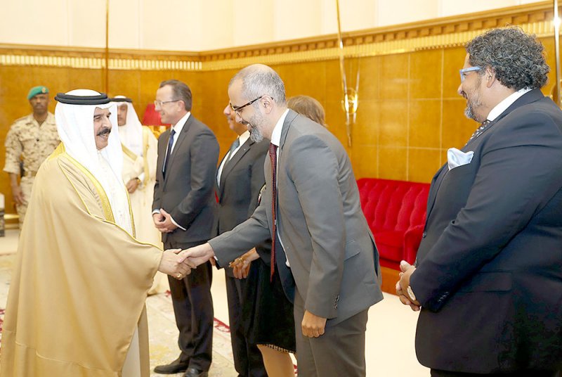 العاهل: أهل البحرين يحترمون من على أرضها