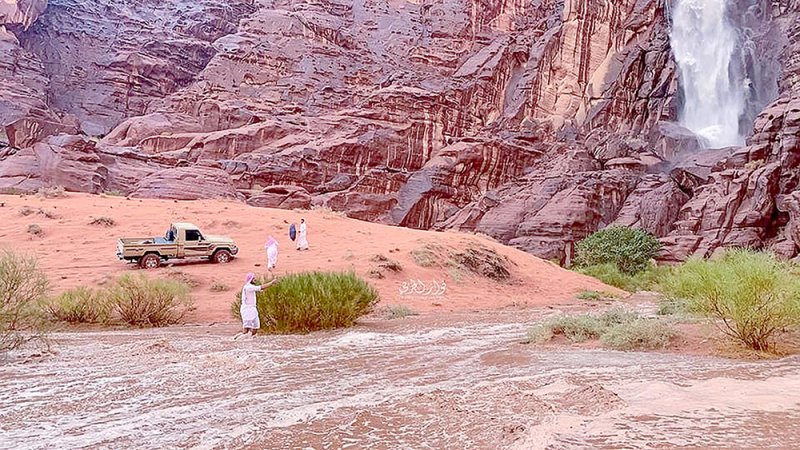 الزيتة في تبوك تتزين بالمطر والشلالات