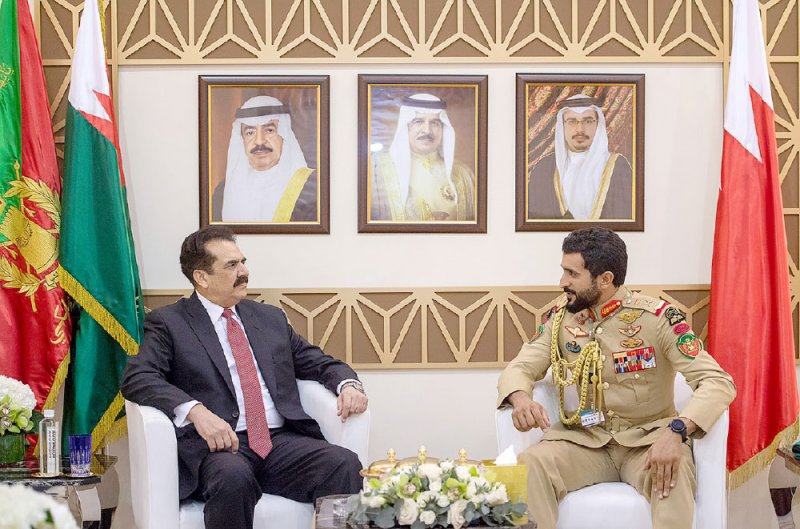 ناصر بن حمد يلتقى مسؤولين عسكريين ويؤكد أهمية تبادل الخبرات