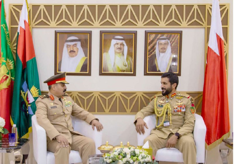 ناصر بن حمد يلتقي عددا من المسؤولين العسكريين