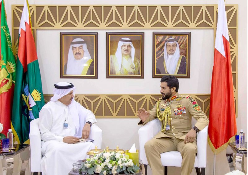 ناصر بن حمد يلتقي الأمين العام لمجلس التعاون