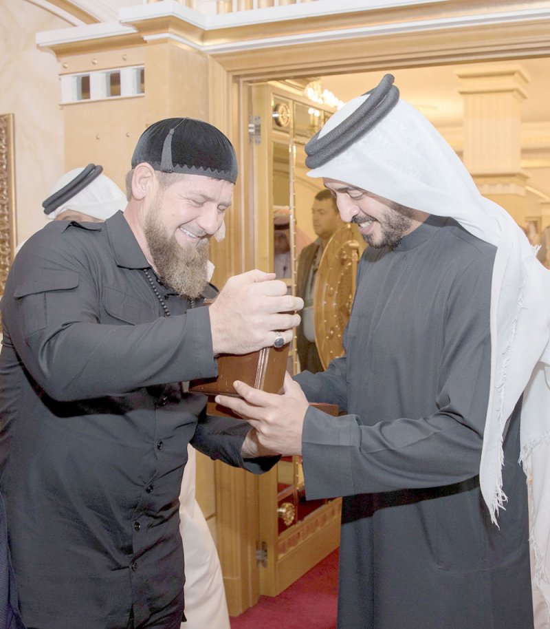 خالد بن حمد في مقدمة مودعي الرئيس الشيشاني