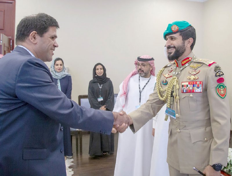 ناصر بن حمد يشيد بالتطور الملحوظ وتنظيم المؤتمر والمعرض