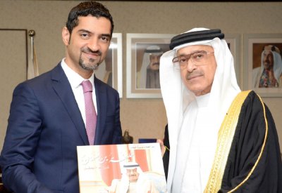 المبارك يتسلم نسخة من “خليفة بن سلمان مجد الوطن”