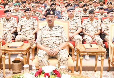 القائد العام يطلع على خطط تطوير الكلية الملكية للقيادة والأركان والدفاع الوطني