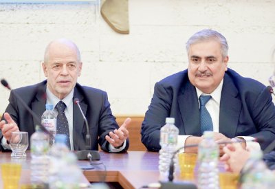 وزير الخارجية يعقد طاولة مستديرة مع الباحثين