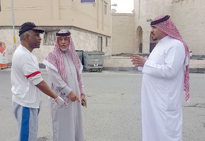 “حُفَرُ السموم” تلف أذرعها بأكبر مجمعات المحرق