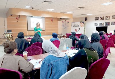 أخصائية أميركية تقدم ورش لمدرسي الإنجليزية