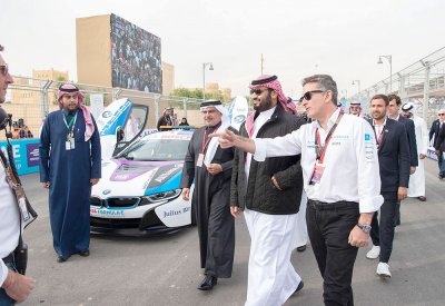سمو ولي العهد يحضر السباق الافتتاحي لبطولة العالم للفورملا إي بحلبة الدرعية