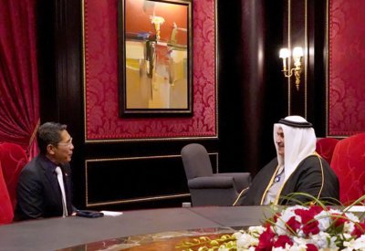 وزير الخارجية يشيد بعلاقات الصداقة مع سنغافورة