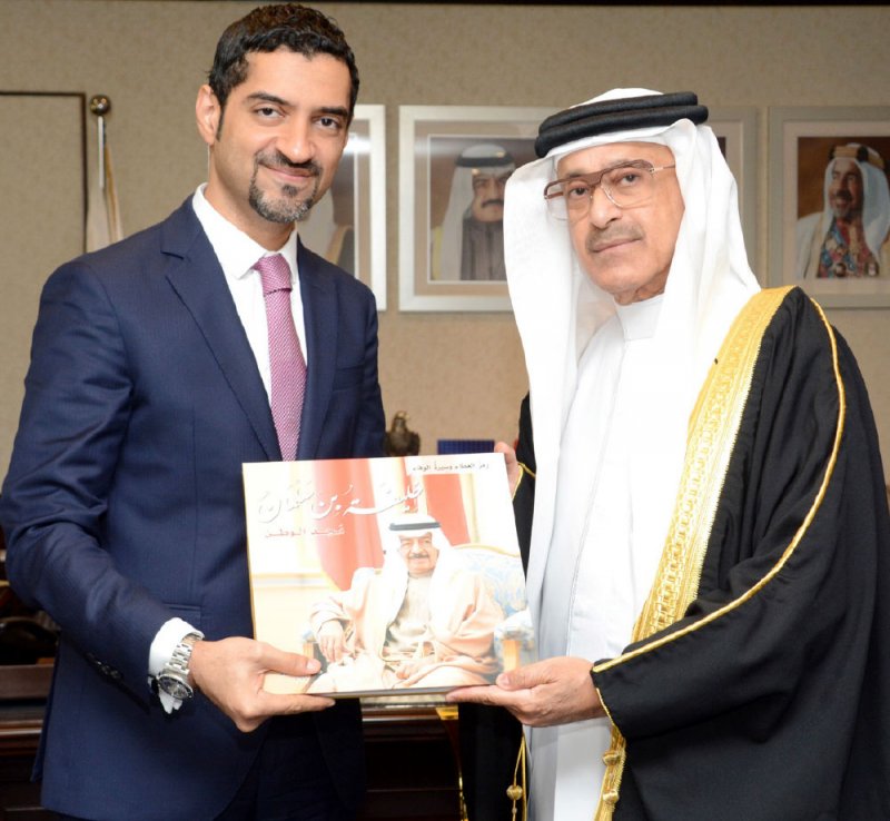 المبارك يتسلم نسخة من “خليفة بن سلمان مجد الوطن”