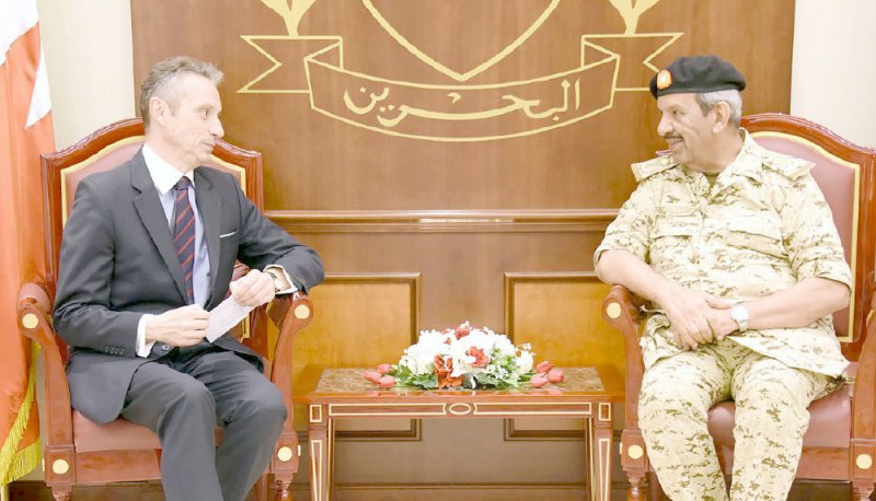 القائد العام لقوة الدفاع يستقبل سفير فرنسا الجديد