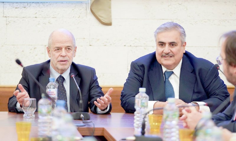 وزير الخارجية يعقد طاولة مستديرة مع الباحثين