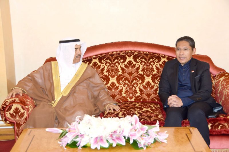 وزير الدفاع بمقدمة مستقبلي مسؤول سنغافوري