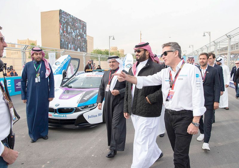 سمو ولي العهد يحضر السباق الافتتاحي لبطولة العالم للفورملا إي بحلبة الدرعية