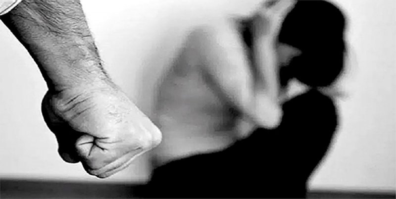 3 وافدين يحتالون على عاملة منزلية ويجبرونها على الدعارة