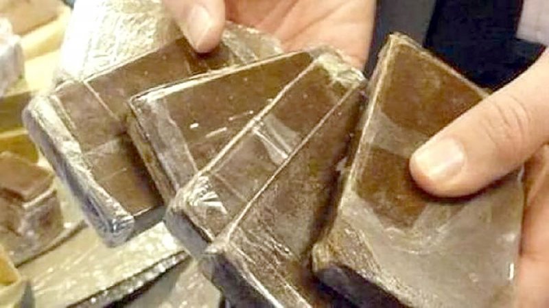 بائع حشيش مطلوب يحاول الهرب من نافذة منزله المحاصر