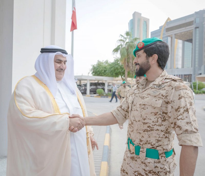 ناصر بن حمد يشيد بدور “الخارجية” في تنفيذ رؤى وتطلعات جلالة الملك