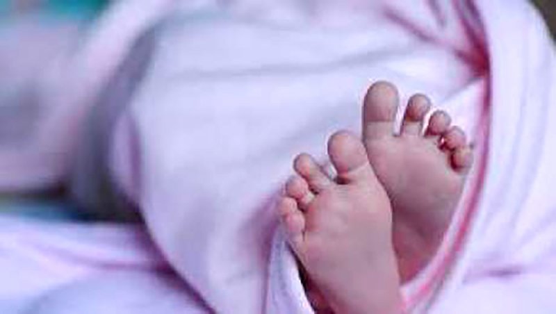 رضيعة ولدت  وهي مبتلعة لتوأمها