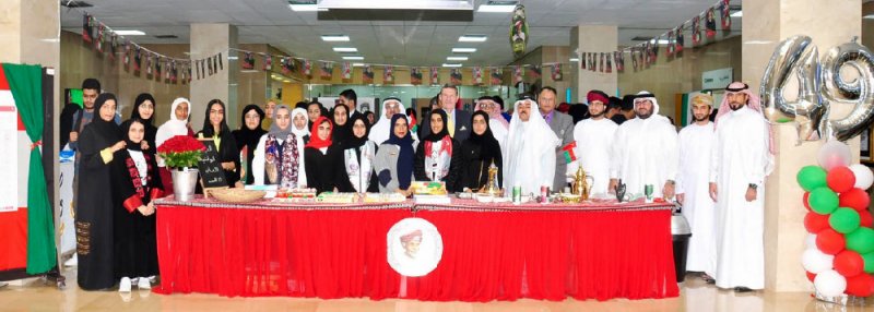 طلبة “الخليج العربي” يحتفلون بالعيد الوطني العماني
