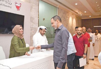 “الإسكان” تشرع في توزيع وحدات المرحلة الأولى بـ “شرق سترة”