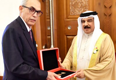 العاهل يتسلم ميدالية ذهبية تسجيلا لإنجازات العهد الزاهر