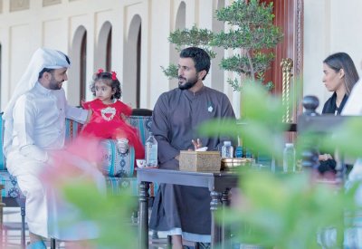 ناصر بن حمد يستقبل الطفلين ذهب وناصر