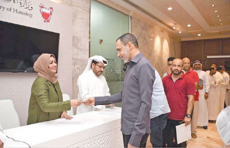 “الإسكان” تشرع في توزيع وحدات المرحلة الأولى بـ “شرق سترة”