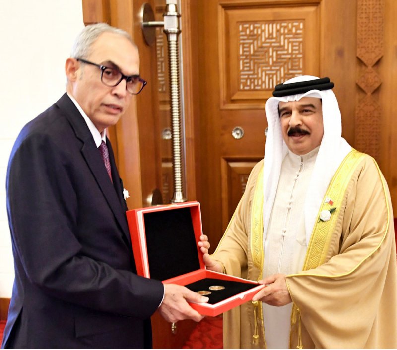 العاهل يتسلم ميدالية ذهبية تسجيلا لإنجازات العهد الزاهر